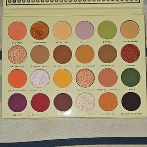Vibrant Eyeshadow Palette by Ace BEAUTE